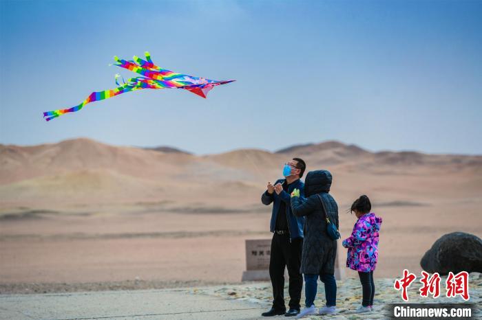 圖為市民正在陽關(guān)景區(qū)放風(fēng)箏?！⊥醣筱y 攝