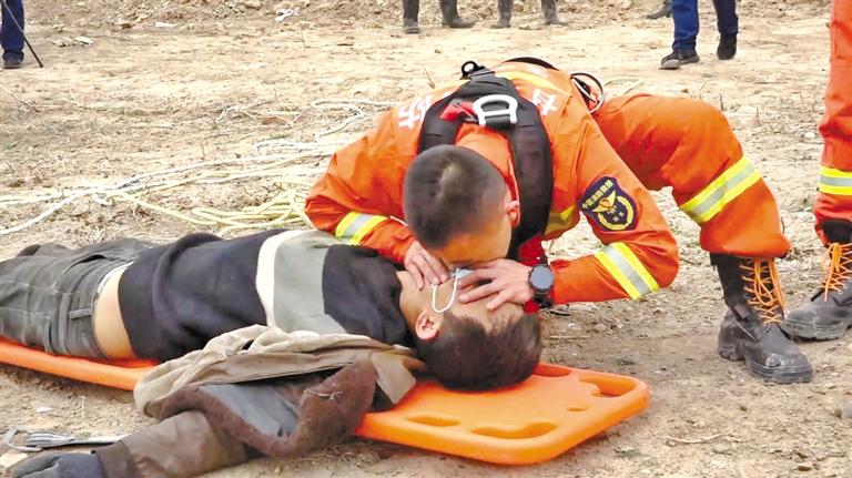 天水：消防員人工呼吸救回中毒農(nóng)民工 我們?yōu)槟泓c(diǎn)贊！