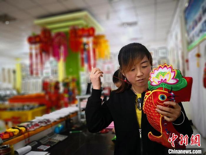 圖為“非遺”產(chǎn)品展示。(資料圖) 魏建軍 攝