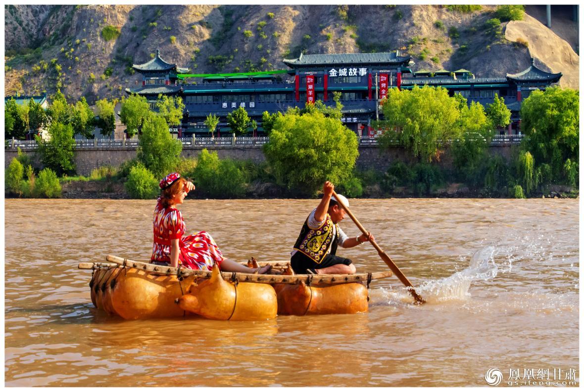 筏子客揮動著劈波斬浪的船槳，槳聲中混搭著風聲、水聲和男女對歌的花兒聲。蘭州市文旅局供圖