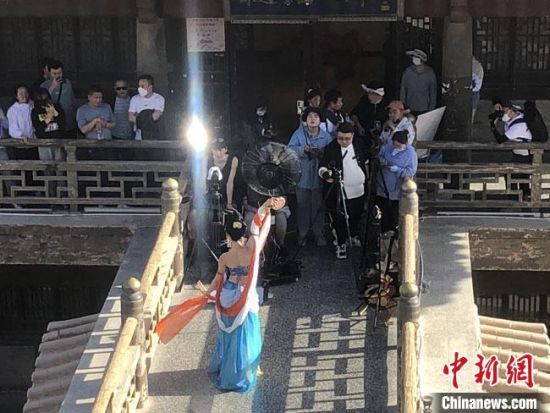 圖為5月以來，“奧大?！敝辈ガF(xiàn)場引游客圍觀?！《鼗褪形麄鞑抗﹫D