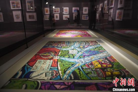 市民參觀少兒美術(shù)展覽。