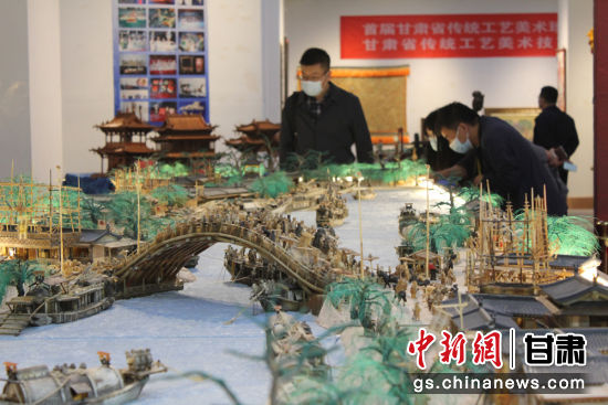 圖為參評(píng)作品牦牛角立體微雕“清明上河圖”。徐雪 攝