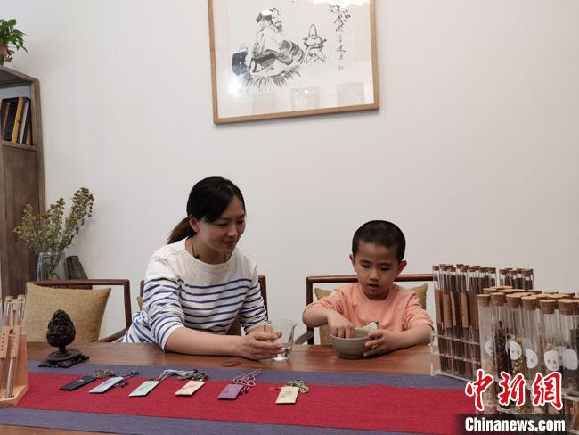 圖為魯雯為小學(xué)員授課和培訓(xùn)。　馮志軍 攝