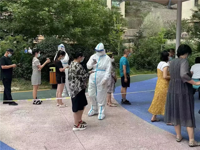 蘭州市城關(guān)區(qū)紀委監(jiān)委組織60余名紀檢監(jiān)察干部，下沉靖遠路街道17個小區(qū)開展防疫工作，展現(xiàn)紀檢監(jiān)察干部責(zé)任擔(dān)當(dāng)。.jpg