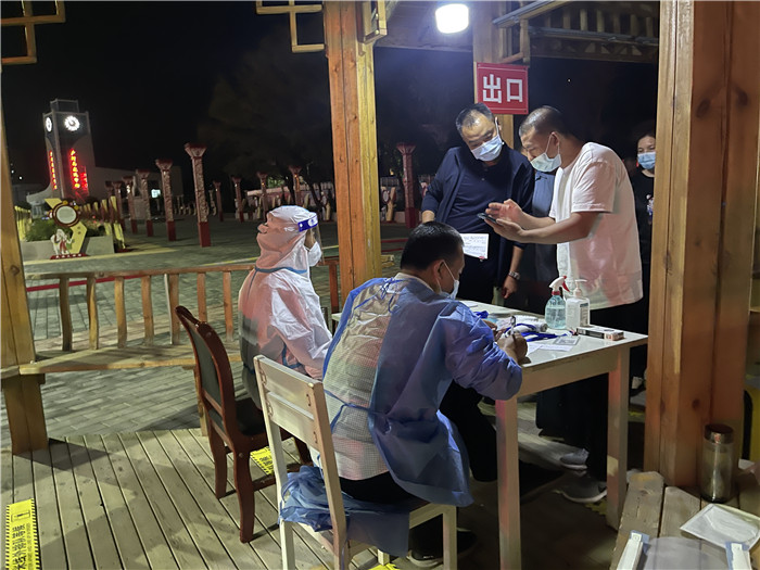 臨夏州紀委監(jiān)委督查組在廣河縣高速路口監(jiān)督檢查疫情防控措施落實情況。.jpg
