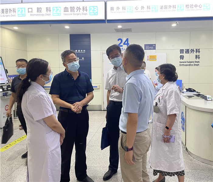 7月12日，甘肅省紀委監(jiān)委派駐省衛(wèi)健委紀檢監(jiān)察組紀檢監(jiān)察干部在蘭大二院門診開展疫情防控監(jiān)督檢查。魏雪 攝.jpg