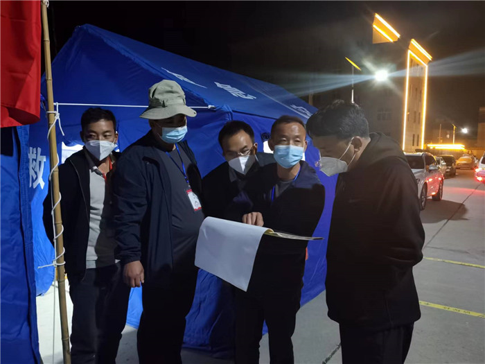 7月19日，甘南州瑪曲縣紀委監(jiān)委督查組在德吉小區(qū)卡點督導(dǎo)疫情防控工作。仲海濤 攝.jpg