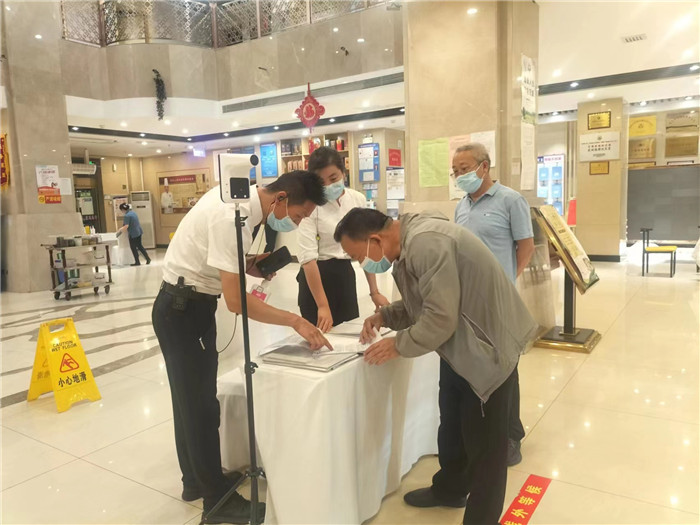 金昌市金川區(qū)紀委監(jiān)委駐區(qū)人大機關(guān)紀檢監(jiān)察組在花城錦都大酒店監(jiān)督檢查疫情防控工作。王文海 攝 .jpg