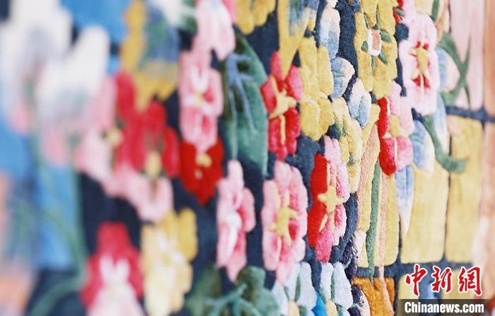 圖為手工地毯成品?！《姑?攝