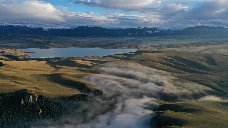 甘肅山丹馬場：峽谷云霧似仙境。 王超攝