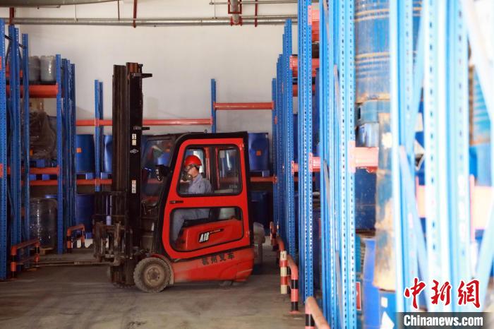 圖為甘肅省危險廢物處置中心危險廢物儲存庫?！∥航ㄜ?攝