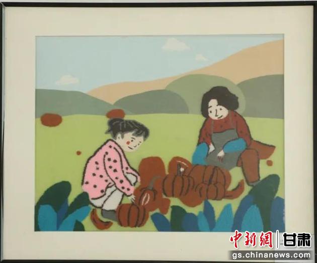 嘉峪關(guān)市新城鎮(zhèn)新城村農(nóng)業(yè)產(chǎn)業(yè)園區(qū)內(nèi)，母女兩人在摘南瓜。刺繡 馬艾米乃 繡稿 敬紅霞