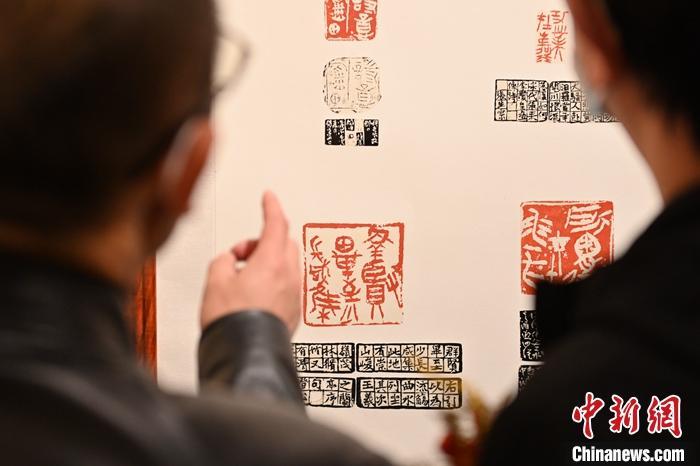 圖為甘肅蘭州，參展作品吸引參觀者。 中新社記者 李亞龍 攝