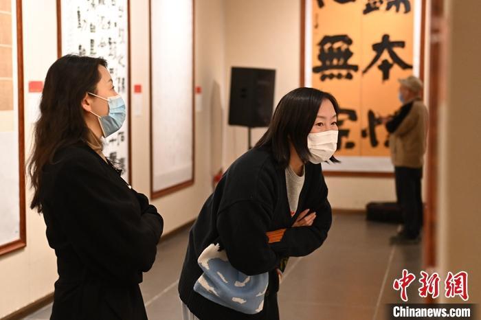 圖為甘肅蘭州，參展書法作品吸引參觀者。 中新社記者 李亞龍 攝