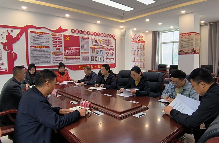 10月19日，康縣紀(jì)委監(jiān)委組織部分班子成員，辦公室、信訪室、案管室、審理室、紀(jì)檢監(jiān)察室等相關(guān)工作人員開展黨的二十大報(bào)告專題討論。.jpg