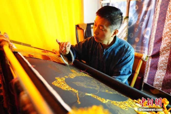 系統(tǒng)性挖掘整理古代敦煌刺繡，是甘肅天水市級非遺代表性項目武山刺繡代表性傳承人劉云帆這兩年最緊要的工作之一。圖為劉云帆在創(chuàng)作富含敦煌刺繡元素的作品。 中新社發(fā) 謝秉錫 攝 