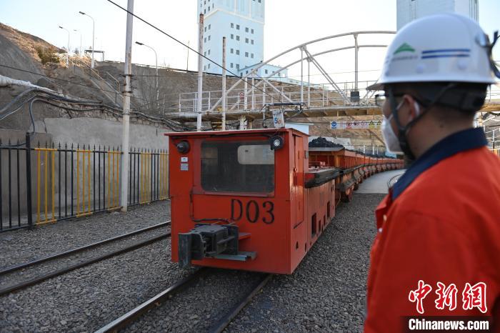 圖為工作人員正在觀察車輛運行情況?！±顏嘄?攝