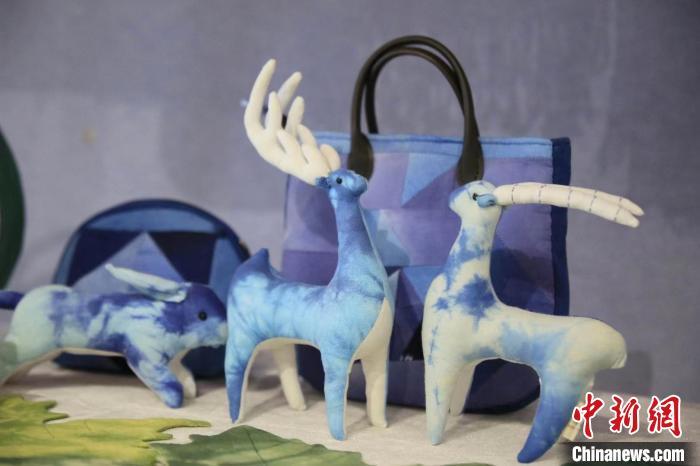 圖為許靜的非遺文創(chuàng)作品。(資料圖) 甘肅省非遺保護(hù)中心供圖