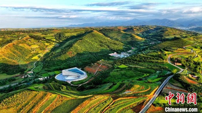 航拍視角下的樺林古動物化石埋藏原址館。該館位于臨夏州和政縣。(資料圖) 和政宣傳部供圖