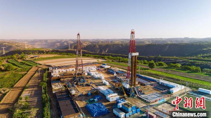 圖為中石油長慶油田慶陽華H60雙機(jī)組鉆井現(xiàn)場。(資料圖) 慶陽市委宣傳部供圖