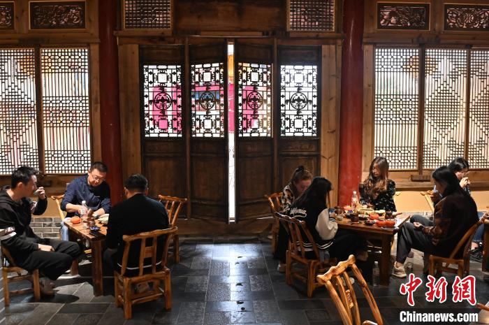 圖為甘肅天水市秦州區(qū)平南鎮(zhèn)蘇灣村民俗莊園內(nèi)的“圍爐煮茶”網(wǎng)紅打卡點。(資料圖) 李亞龍 攝