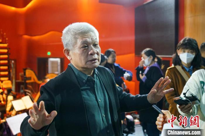 該劇導演蔣力向媒體介紹相關情況。　丁思 攝