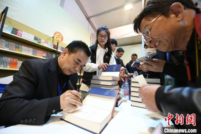 圖為作家王躍文現(xiàn)場簽名售書?！×赫赵?攝