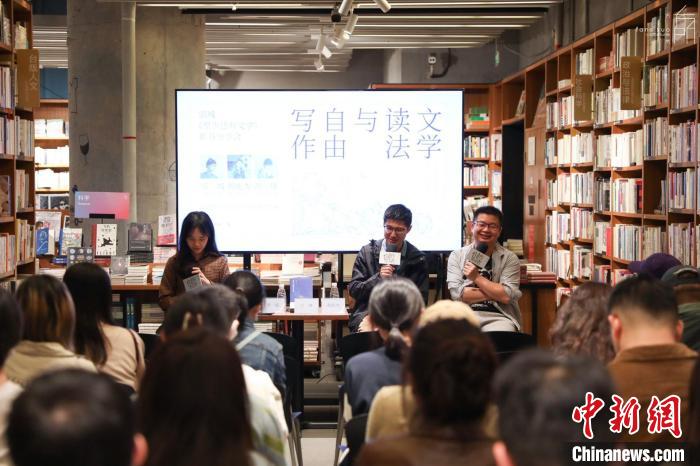 《至少還有文學(xué)》推出：在今天，我們?yōu)槭裁催€需要文學(xué)？