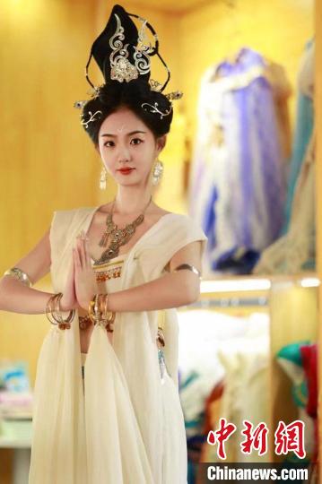 圖為身著“飛天裝”的敦煌大漠“逐舞者”奧楠。(資料圖) 敦煌市委宣傳部供圖