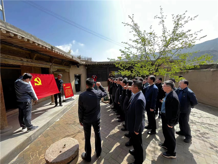 圖為臨夏州紀(jì)委監(jiān)委組織黨員干部在東鄉(xiāng)縣布塄溝黨史教育基地開展革命教育活動(dòng)，賡續(xù)紅色血脈、汲取奮進(jìn)力量、激發(fā)干事熱情。.png