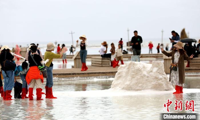 圖為游客在茶卡鹽湖拍照?！⊙Φ?攝