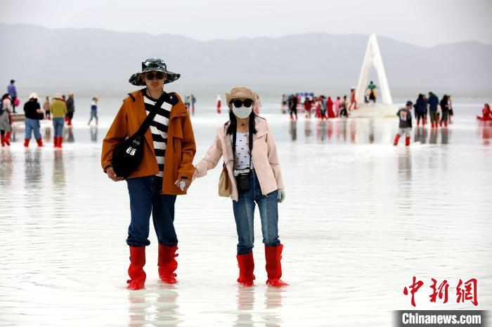 圖為游客在茶卡鹽湖之中。　薛蒂 攝