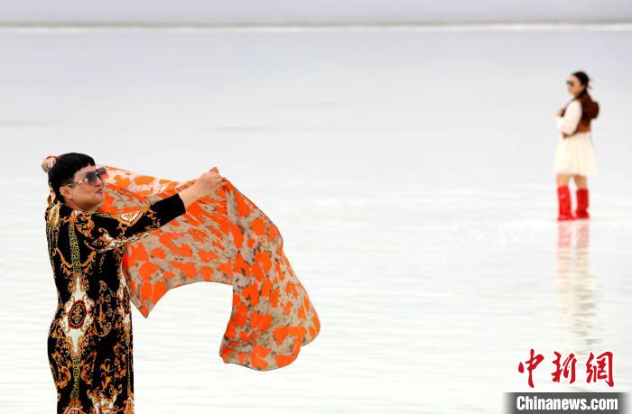 圖為游客在茶卡鹽湖拍照?！⊙Φ?攝