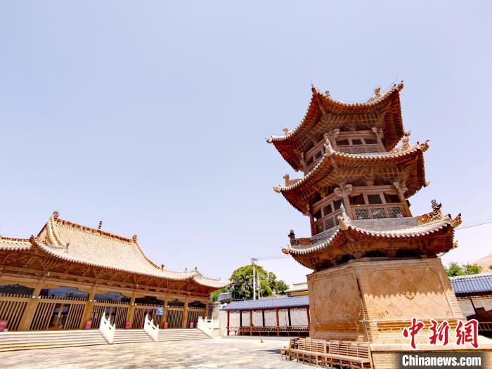 圖為阿河灘清真寺局部?！?zhí)砀?攝