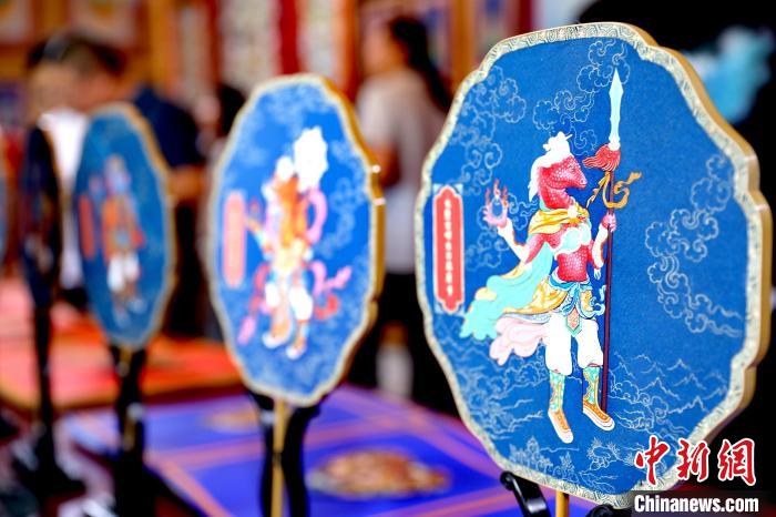 圖為唐卡延伸產(chǎn)品。　薛蒂 攝