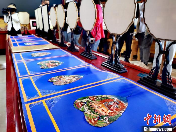 圖為唐卡延伸產(chǎn)品?！?zhí)砀?攝