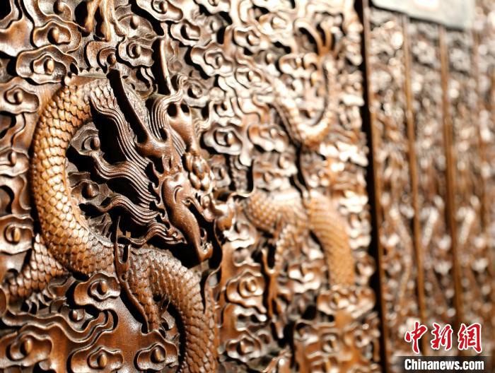 圖為青海永錄民俗博物館內(nèi)珍藏的中式家具細(xì)節(jié)展示。　薛蒂 攝