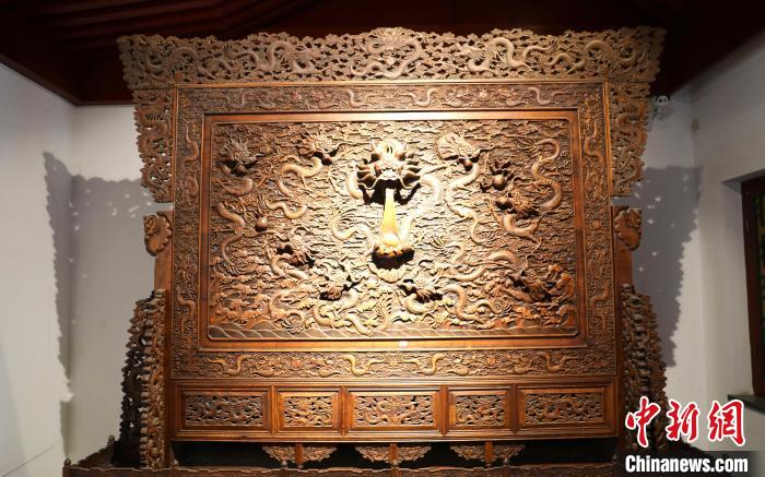 圖為青海永錄民俗博物館內(nèi)珍藏的中式家具?！⊙Φ?攝