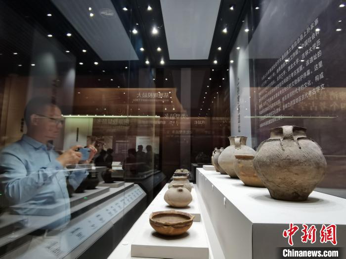 圖為河湟文化博物館展陳的陶器?！?zhí)砀?攝