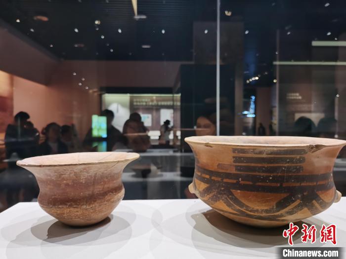 圖為河湟文化博物館展陳的陶器。　張?zhí)砀?攝