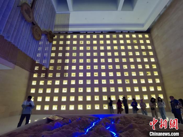 圖為河湟文化博物館序廳的左右彩陶墻放置的374件彩陶。　張?zhí)砀?攝