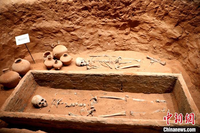 圖為河湟文化博物館復(fù)制展陳的墓葬及其彩陶陪葬品?！⊙Φ?攝