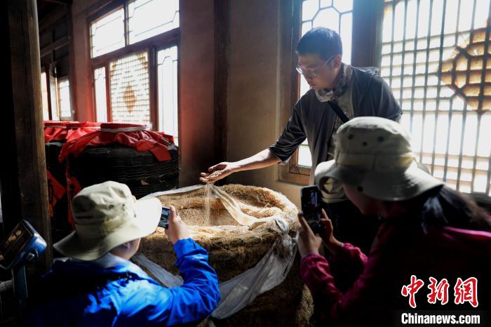 圖為青稞酒文化展示?！⊙Φ?攝