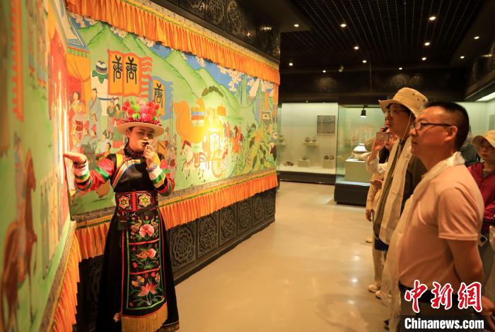 圖為媒體記者了解土族文化?！⊙Φ?攝