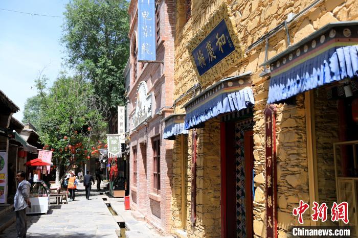 圖為平安驛·河湟民俗文化體驗(yàn)地的門店?！⊙Φ?攝