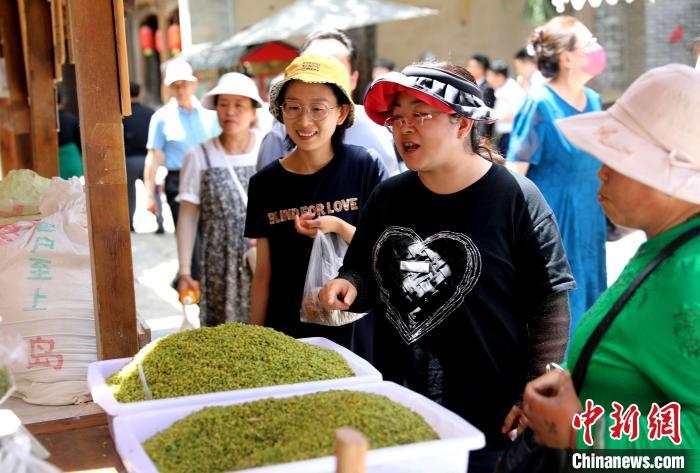 圖為民眾購買青海特色小吃。　薛蒂 攝