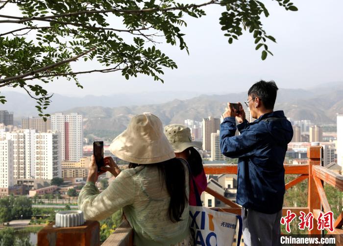 圖為媒體記者登頂朝陽山?！⊙Φ?攝