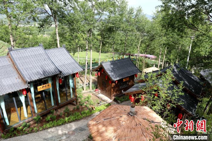 圖為景區(qū)內(nèi)依山而建的民宿?！⊙Φ?攝