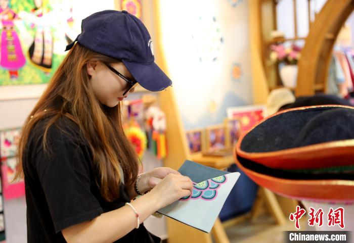 圖為民眾體驗(yàn)國家級(jí)非遺項(xiàng)目盤繡技藝。　薛蒂 攝